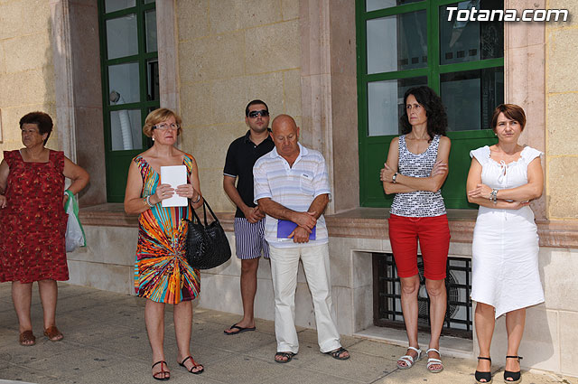 Concentracin silenciosa en la puerta del Consistorio como repulsa al atentado de la banda terrorista ETA en Mallorca - 6