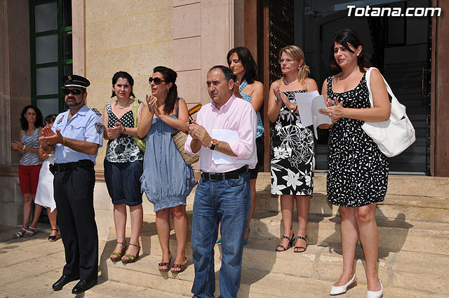 Concentracin silenciosa en la puerta del Consistorio como repulsa al atentado de la banda terrorista ETA en Mallorca - 9