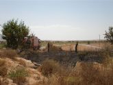 Efectivos de bomberos de Alhama-Totana, en colaboración con Protección Civil, sofocan en menos de dos horas tres incendios de matorrales