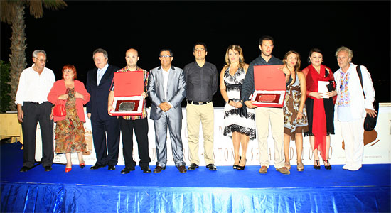 Cruz entrega el premio del XXV Concurso de Cuentos Villa de Mazarrn a Lpez Grandal, Foto 1