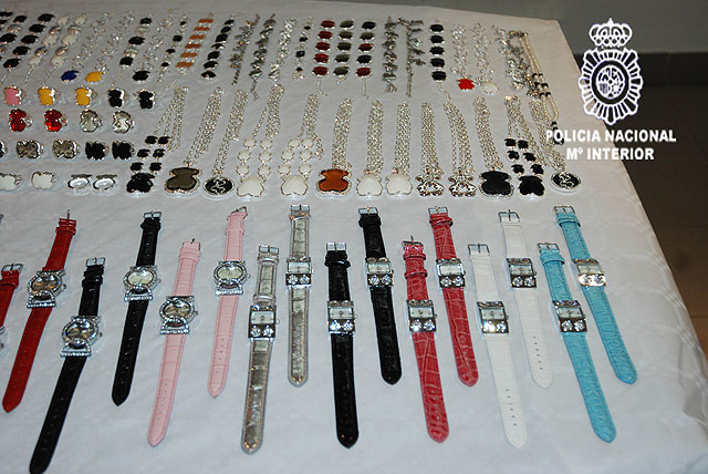 La Polica interviene ms de 20.000 piezas de joyera falsificadas - 1