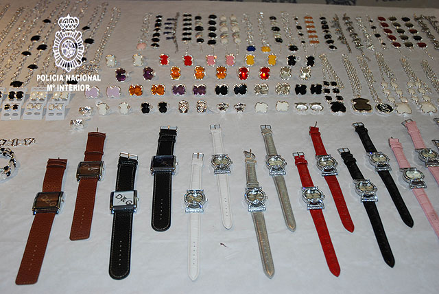 La Polica interviene ms de 20.000 piezas de joyera falsificadas - 2
