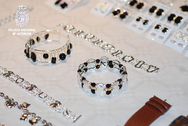 La Polica interviene ms de 20.000 piezas de joyera falsificadas - 3