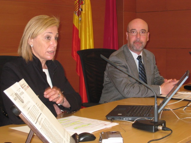 La consejera de Presidencia y Administraciones Públicas, María Pedro Reverte, y el Gerente del BORM, Joaquín Ruiz, durante la presentación del primer BORM digital, en marzo de este año, Foto 1