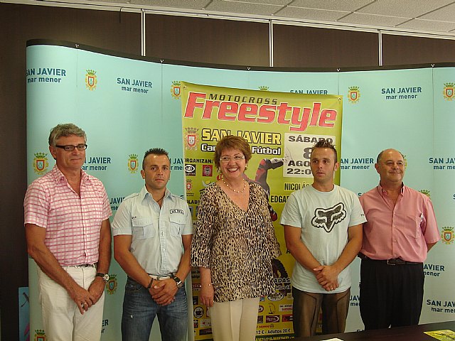 Concejal Deportes, JOsé Ángel Noguera, organizador José Ortuño, alcaldesa San Javier, Pepa García, piloto Nicolás Ortuño, y delegado Federación Motociclismo Pedro Sánchez, Foto 1