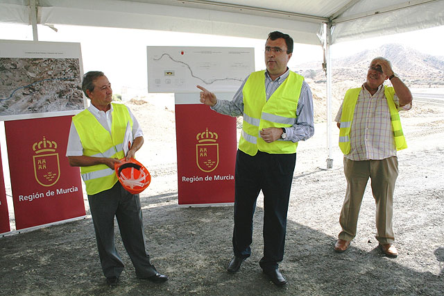 El consejero José Ballesta presenta las diferentes actuaciones que está acometiendo actualmente la Consejería en la autovía Zeneta-San Javier, Foto 3