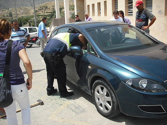 Rescatan a un bebe del interior de un coche - 1, Foto 1