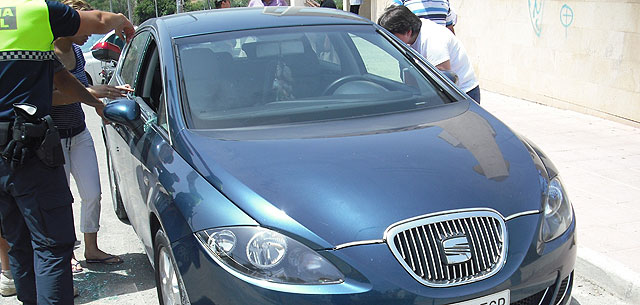 Rescatan a un bebe del interior de un coche - 2, Foto 2