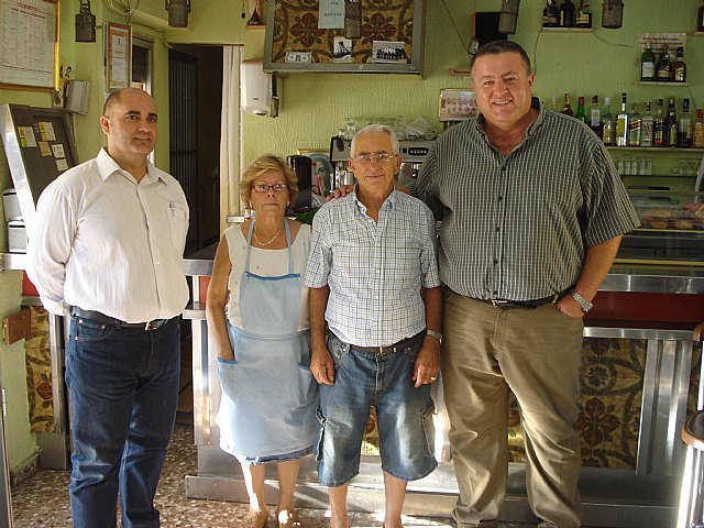 Minero Homenajeado. De izquierda a derecha. Director del Festival, Julio García, mujer de minero homenajeado, Ana María Carrión, minero homenajeado, José Morales y Alcalde de La Unión y Presidente del Festival, Francisco Bernabé, Foto 1