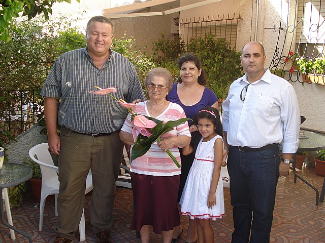Viuda de Minero. De izquierda a derecha. Alcalde de La Unión y Presidente del Festival, Francisco Bernabé, viuda de minero, Francisca Martínez Valero, hija y nieta de la homenajeada y Director del Festival, Julio García, Foto 2