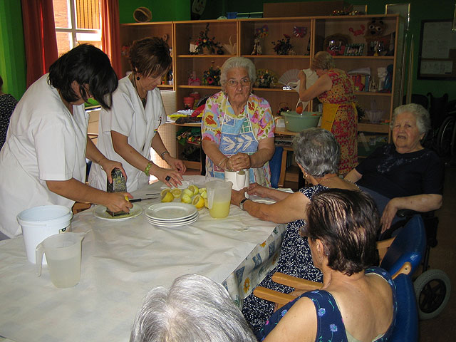 Los 20 usuarios del SED participan en un taller refrescante de verano con la preparación de granizado de limón, Foto 2