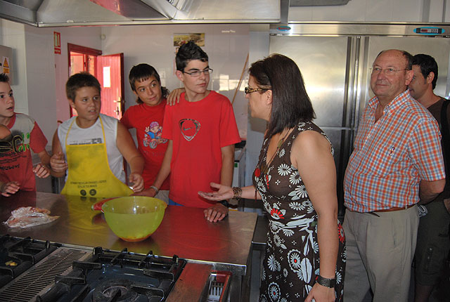 El alcalde y la edil de Poltica Social visitan los alumnos del Taller de Dinamizacin Social, Foto 1