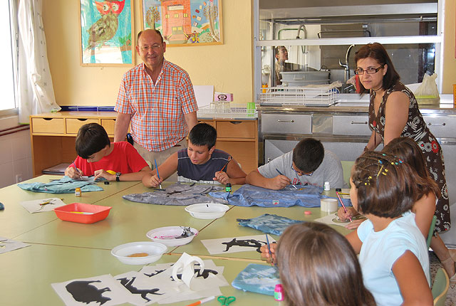 El alcalde y la edil de Poltica Social visitan los alumnos del Taller de Dinamizacin Social, Foto 2