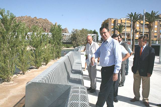 El consejero de Obras Públicas, José Ballesta, (centro) junto al arquitecto Martín Lejárraga (izda.) y el director general de Vivienda y Arquitectura, Marcos Nogueroles (dcha.)., Foto 1