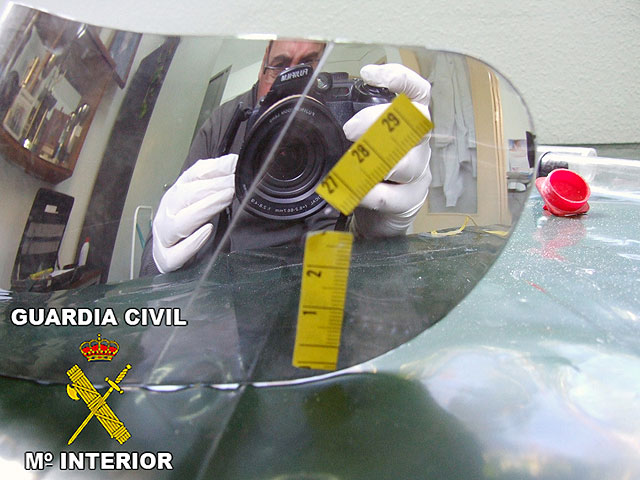 Imagen de un agente realizando la inspección técnico-ocular, Foto 1