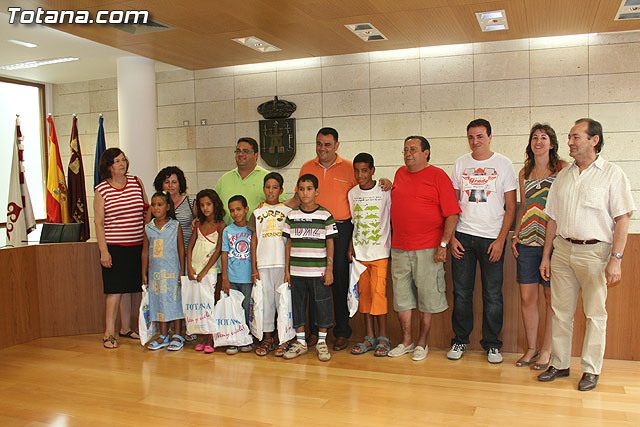 Autoridades municipales reciben a los 6 niños saharauis y a las familias totaneras que los acogen durante los meses de julio y agosto, Foto 1