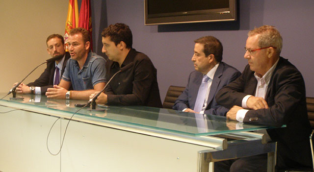 De izquierda a derecha, el director general del CB Murcia, Alejandro Gómez, el concejal de Deportes del Ayuntamiento de Murcia, Miguel Cascales, el consejero de Cultura y Turismo, Pedro Alberto Cruz, el nuevo presidente del CB Murcia, Luis Carabante, y el periodista deportivo José Ángel de la Casa / CARM, Foto 1