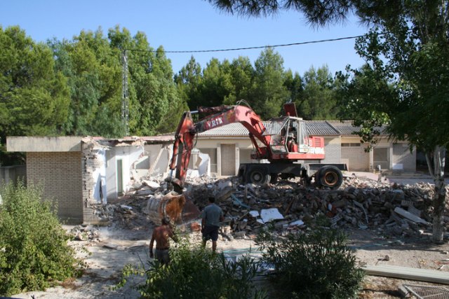 Las palas demuelen en antiguo ambulatorio para iniciar la construcción del un nuevo centro de día - 1, Foto 1