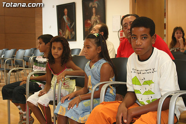 Autoridades municipales reciben a los 6 niños saharauis y a las familias totaneras que los acogen durante los meses de julio y agosto - 4