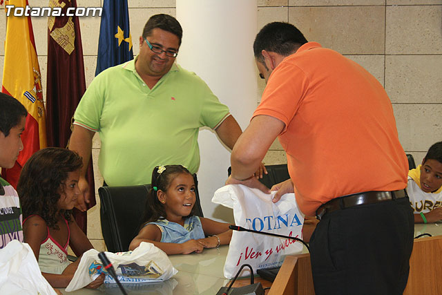 Autoridades municipales reciben a los 6 niños saharauis y a las familias totaneras que los acogen durante los meses de julio y agosto - 17