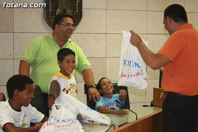 Autoridades municipales reciben a los 6 niños saharauis y a las familias totaneras que los acogen durante los meses de julio y agosto - 20