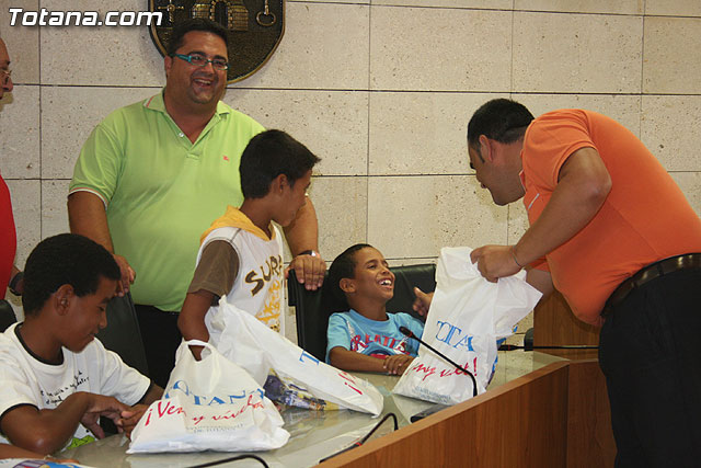 Autoridades municipales reciben a los 6 niños saharauis y a las familias totaneras que los acogen durante los meses de julio y agosto - 21