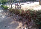 El jardín Montegrande de Torreagüera sigue acumulando deficiencias: goteros rotos, setos secos y suciedad en los bancos