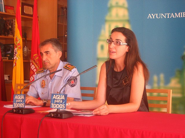 La concejal Fuentes junto al subinspector de la Policía Local, José María Mainar, Foto 1