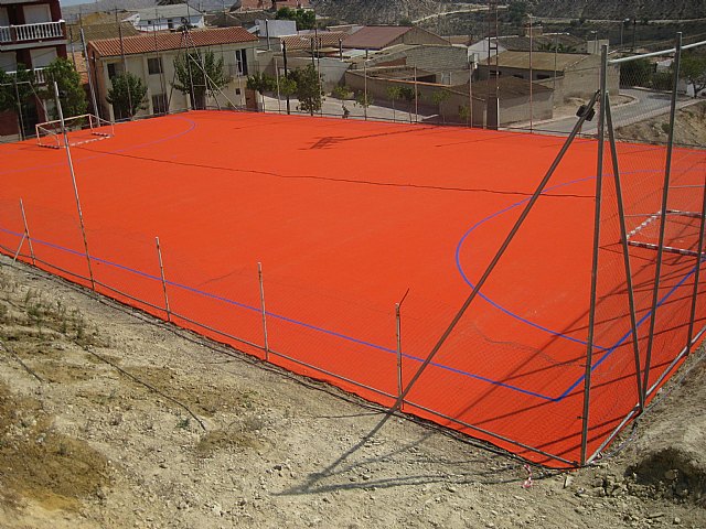 Medio Ambiente y Deportes convierten zapatillas de deporte viejas en pistas polideportivas - 1, Foto 1