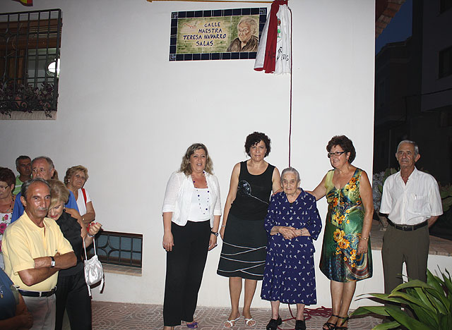 La homenajeada, teresa Navarro Salas, junto a las concejalas de Cultura, Política Social y del Mayor, Foto 1