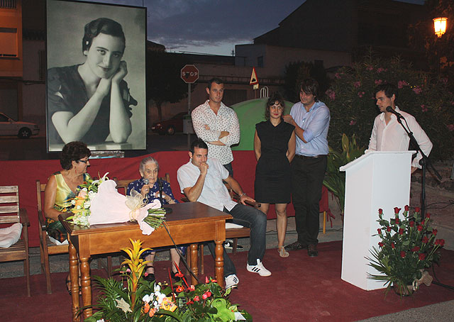 La homenajeada junto a sus familiares durante el acto., Foto 2