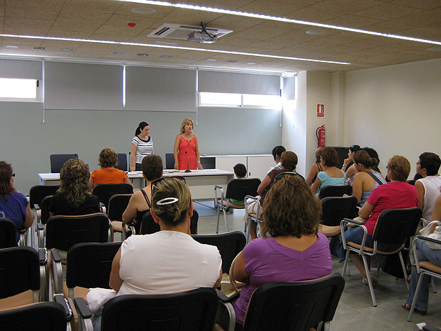 Se realiza la entrega de diplomas de varios cursos destinado para mujeres, Foto 2