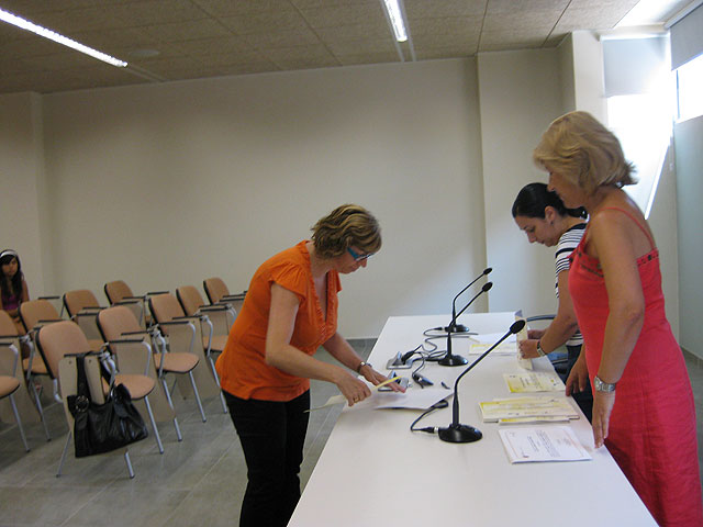 Se realiza la entrega de diplomas de varios cursos destinado para mujeres, Foto 4