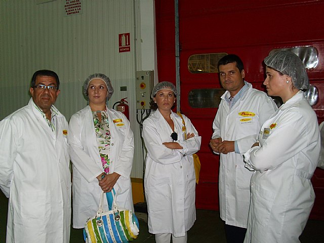  La directora del Instituto de la Mujer, Teresa Moreno, acompañada del alcalde de Mazarrón y directivos del grupo Perichán durante su visita a las instalaciones de la empresa agrícola, Foto 1