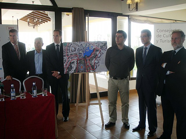 De izquierda a derecha: el director gerente de la Federación Española de Tenis, Alberto Riva, el presidente de la Federación Murciana de Tenis, Antonio García, el presidente de Polaris World, José Luís Hernández, el consejero de Cultura y Turismo, Pedro Alberto Cruz, el alcalde de Torre Pacheco, Daniel García, y el vicepresidente económico de la Federación Española de Tenis, Enrique Campillo., Foto 1