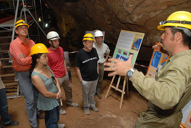 Snchez Drag se muestra encantado con Cartagena durante su visita a la Cueva Victoria - 4