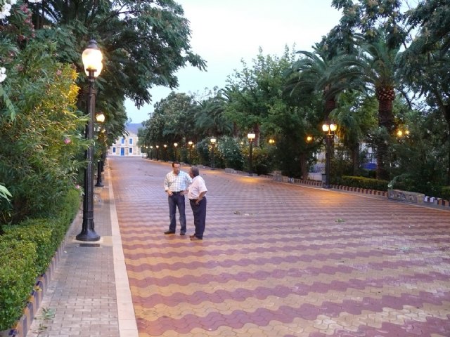 El paseo Poeta Lorenzo Guardiola de Jumilla ya cuenta con la nueva iluminación - 1, Foto 1