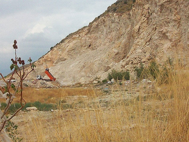 Ecologistas en Acción denuncia el uso de una cantera clausurada como vertedero ilegal en Calasparra - 2, Foto 2