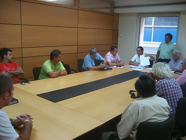 En la imagen, el concejal de Fiestas, rafael Gómez, junto a los feriantes durante el sorteo de novedades, Foto 1