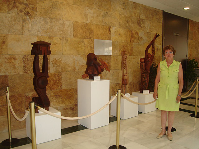 El Ayuntamiento acoge una exposición de esculturas en madera de la artista canaria Pegé , cedida por el Aeropuerto de San Javier - 1, Foto 1