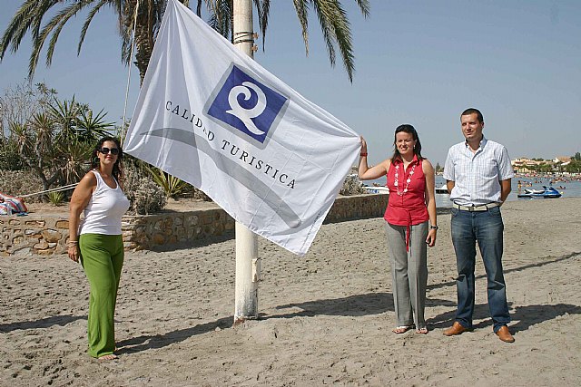 Fotografía de la izada de bandera donde aparecen de izda a dcha: Isabel Montesinos, Encarna Gil y Manuel Sevilla, Foto 1