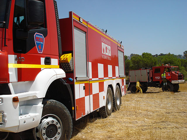 Efectivos del Plan Infomur trabajan en la extinción de un incendio forestal en Los Alhagüeces - 2, Foto 2