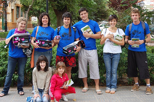 Voluntarios de la Asociación 4 Patas reparten bolsas para recoger los excrementos de perros - 1, Foto 1