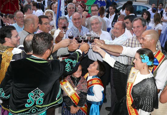 Con la inauguración de la fuente del vino se dio el pistoletazo de salida a la Feria y Fiestas 2009 - 1, Foto 1
