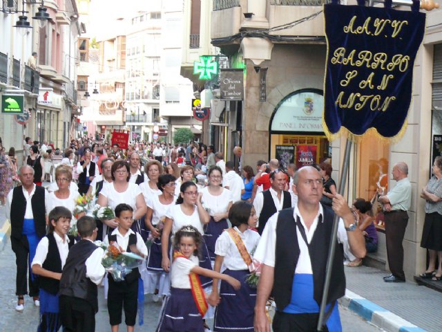 Centenares de personas participaron en la ofrenda de flores a la patrona de Jumilla - 1, Foto 1
