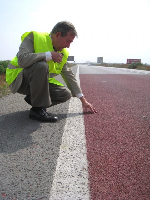 Obras Públicas mejora la seguridad vial en la Red de Carreteras de la Comunidad Autónoma con nuevos tramos de firme antideslizante - 2, Foto 2