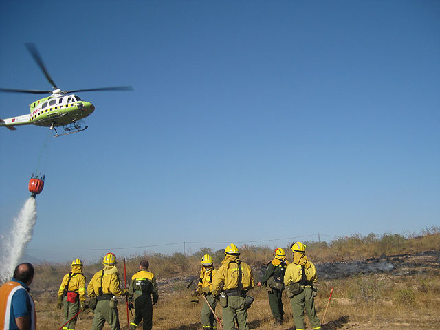 Efectivos de emergencias contra incendios en colaboración con Protección Civil de Totana sofocan un incendio de matorrales de una hectárea, Foto 1