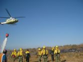 Efectivos de emergencias contra incendios en colaboracin con Proteccin Civil de Totana sofocan un incendio de matorrales de una hectrea