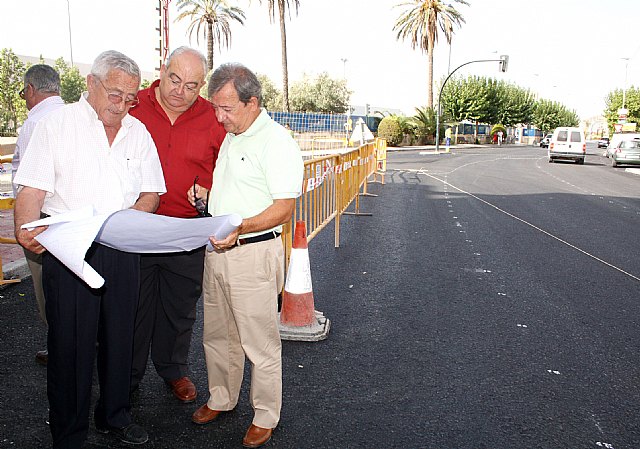 De izquierda a derecha, el alcalde pedáneo de Churra, Francisco Muñoz, el concejal de Infraestructuras y Servicios Comunitarios del Ayuntamiento de Murcia, José Arce, y el director general de Carreteras, José Guijarro, durante la visita a las obras de construcción de un tercer carril en el puente sobre la Rambla de Churra, en la carretera que une esta pedanía murciana con la de Cabezo de Torres, Foto 1