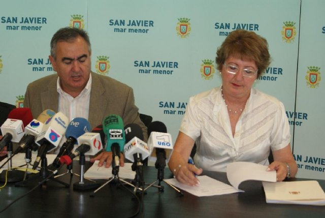 González Tovar entrega el convenio de colaboración entre la Policía Local y los Cuerpos y Fuerzas de Seguridad del Estado en San Javier - 1, Foto 1